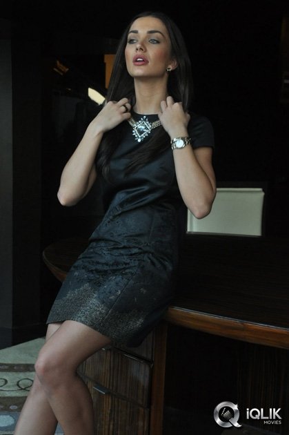 Amy-Jackson-at-I-Manoharudu-Movie-Press-Meet